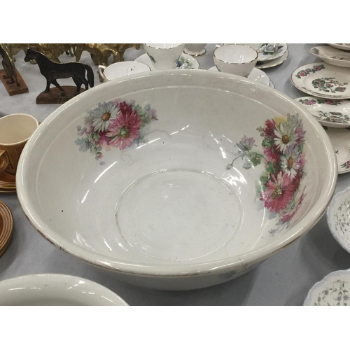 196 - A VINTAGE FLORAL CERAMIC BATHROOM SET TO INCLUDE A CHAMBER POT, WASH BOWL AND WASH JUG