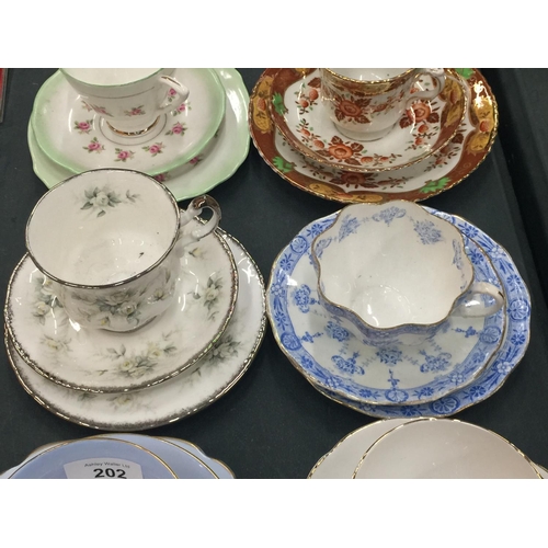 202 - AMIXED LOT OF TRIOS TO INCLUDE PARAGON 'FIRST LOVE', ROYAL DOULTON 'CAMBRIDGE', ETC