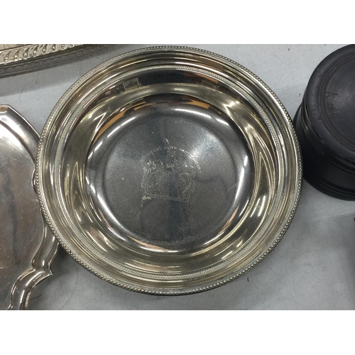 211 - A QUANTITY OF SILVER PLATED ITEMS TO INCLUDE A GALLERIED TRAY, FOOTED TRAY, A COFFEE POT, TEAPOT, SU... 