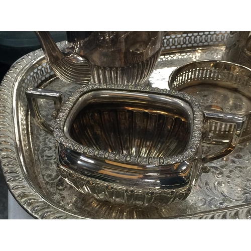 211 - A QUANTITY OF SILVER PLATED ITEMS TO INCLUDE A GALLERIED TRAY, FOOTED TRAY, A COFFEE POT, TEAPOT, SU... 