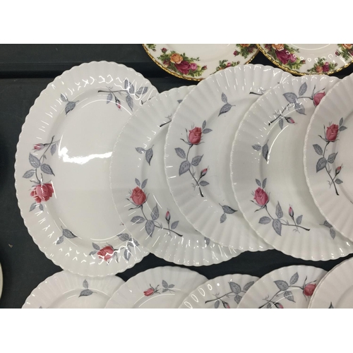 215 - A QUANTITY OF ROYAL ALBERT 'TRENTSIDE ROSE' CHINA TO INCLUDE A SERVING PLATE, DINNER PLATES, SIDE PL... 