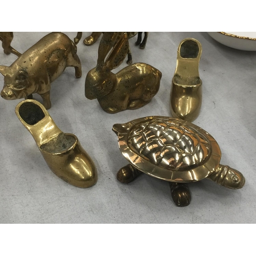 219 - A QUANTITY OF BRASS ITEMS TO INCLUDE ANIMAL FIGURES, SHOES, ETC