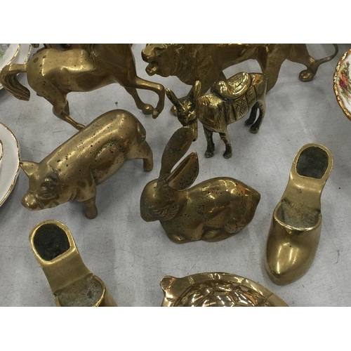 219 - A QUANTITY OF BRASS ITEMS TO INCLUDE ANIMAL FIGURES, SHOES, ETC