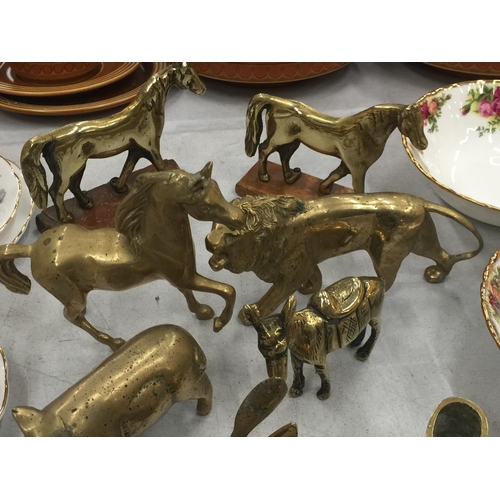 219 - A QUANTITY OF BRASS ITEMS TO INCLUDE ANIMAL FIGURES, SHOES, ETC