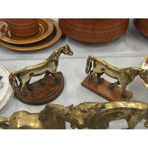 219 - A QUANTITY OF BRASS ITEMS TO INCLUDE ANIMAL FIGURES, SHOES, ETC