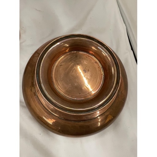 18 - A VINTAGE COPPER AND BRASS URN WITH TAP AND A COPPER BOWL