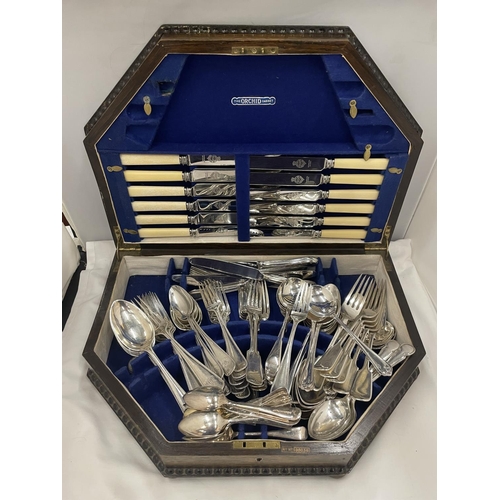 22 - AN OAK CANTEEN CONTAINING A LARGE QUANTITY OF FLATWARE