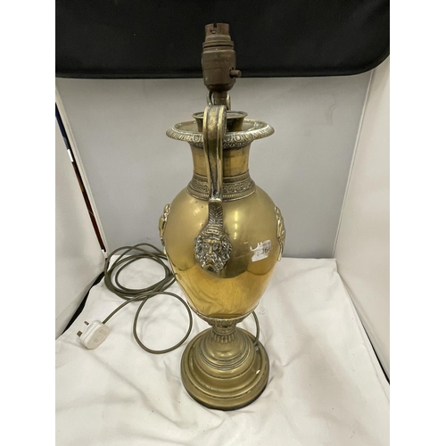 55 - A VINTAGE BRASS DECORATIVE TWIN HANDLED TABLE LAMP