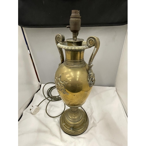 55 - A VINTAGE BRASS DECORATIVE TWIN HANDLED TABLE LAMP