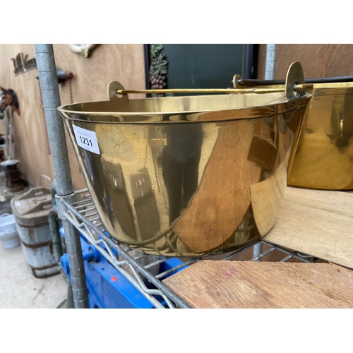 1231 - A VINTAGE BRASS JAM PAN