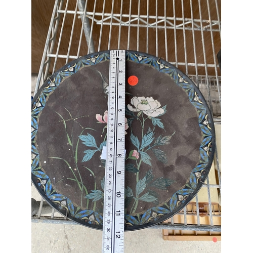 1238 - A VINTAGE CLOISONNE PLATE WITH ORIENTAL STYLE FLORAL DESIGN