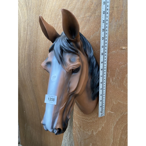 1258 - A SMALL BROWN PLASTIC HORSES HEAD