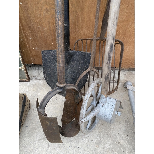 1277 - AN ASSORTMENT OF VINTAGE TOOLS TO INCLUDE A SEED DRILL AND SPADE ETC