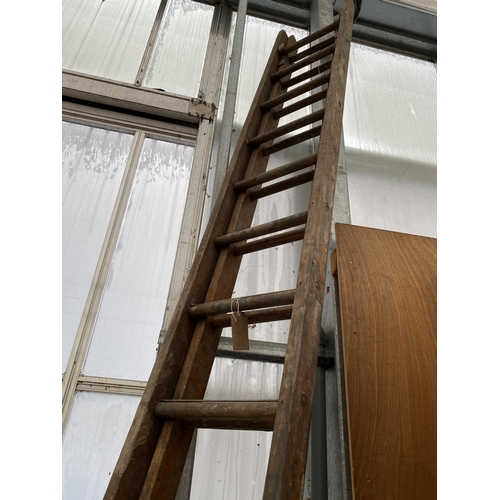 1304 - A VINTAGE WOODEN TWO SECTION 30 RUNG EXTENDABLE LADDER