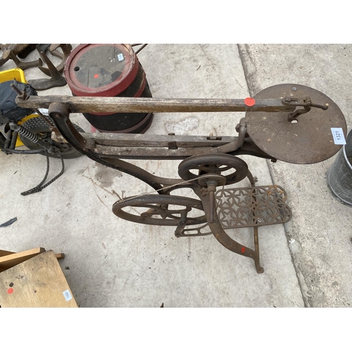 1321 - A VINTAGE 'LESTER IMPROVED' TREADLE SCROLL SAW