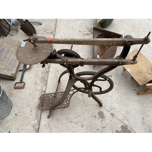 1321 - A VINTAGE 'LESTER IMPROVED' TREADLE SCROLL SAW