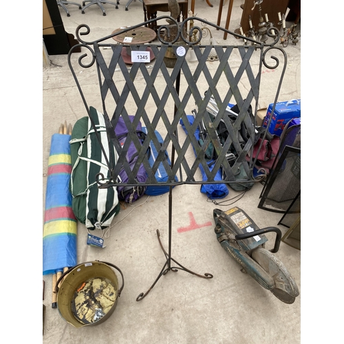 1345 - A DECORATIVE WROUGHT IRON MUSIC STAND