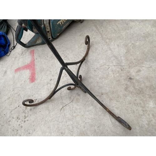 1345 - A DECORATIVE WROUGHT IRON MUSIC STAND