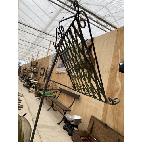 1345 - A DECORATIVE WROUGHT IRON MUSIC STAND