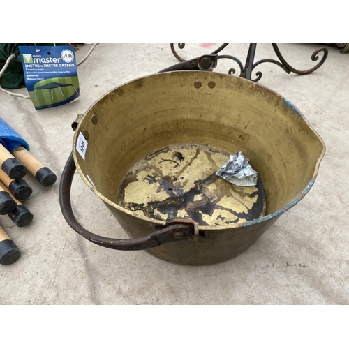 1346 - A VINTAGE BRASS JAM PAN