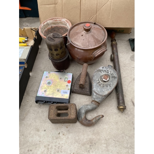 1352 - AN ASSORTMENT OF VINTAGE ITEMS TO INCLUDE AN 'ANSELL WALSALL' PULLEY HOOK, A FLAT IRON AND A CAST IR... 