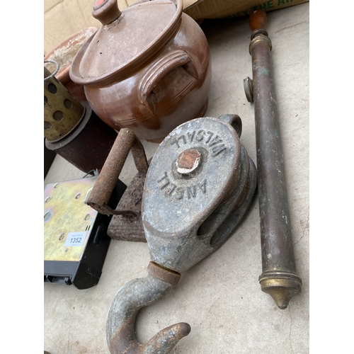 1352 - AN ASSORTMENT OF VINTAGE ITEMS TO INCLUDE AN 'ANSELL WALSALL' PULLEY HOOK, A FLAT IRON AND A CAST IR... 