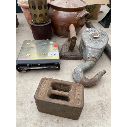 1352 - AN ASSORTMENT OF VINTAGE ITEMS TO INCLUDE AN 'ANSELL WALSALL' PULLEY HOOK, A FLAT IRON AND A CAST IR... 