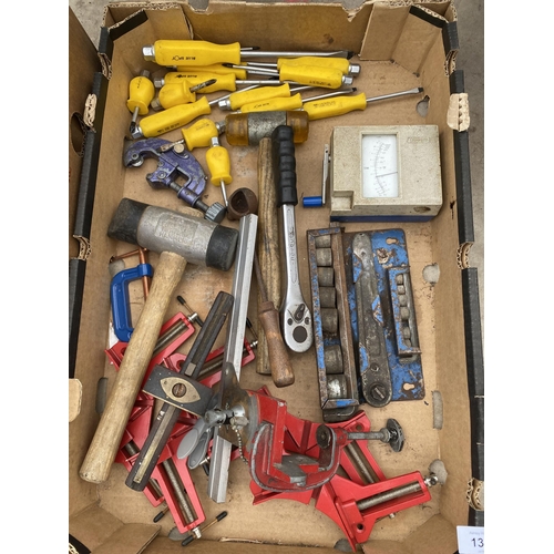 1353 - AN ASSORTMENT OF TOOLS TO INCLUDE G CLAMPS, SCREW DRIVERS AND MALLETS ETC