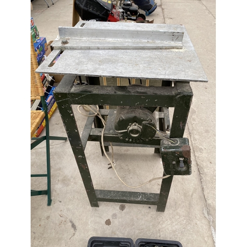 1361 - AN ELECTRIC TABLE SAW WITH MOTOR