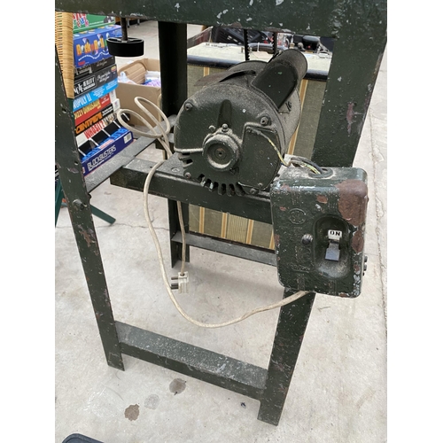 1361 - AN ELECTRIC TABLE SAW WITH MOTOR