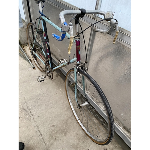 1370 - A VINTAGE SUN ROAD RACING BIKE WITH 5 SPEED SHIMANO GEAR SYSTEM