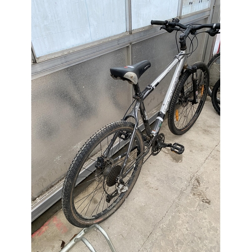 1372 - A TREK 4900 MOUNTAIN BIKE WITH FRONT SUSPENSION AND 27 SPEED GEAR SYSTEM