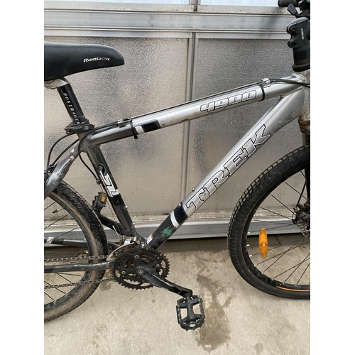 1372 - A TREK 4900 MOUNTAIN BIKE WITH FRONT SUSPENSION AND 27 SPEED GEAR SYSTEM