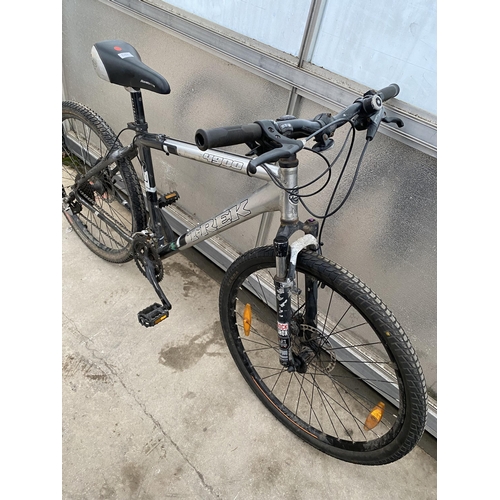 1372 - A TREK 4900 MOUNTAIN BIKE WITH FRONT SUSPENSION AND 27 SPEED GEAR SYSTEM