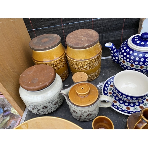 1392 - AN ASSORTMENT OF CERAMIC ITEMS TO INCLUDE 'HORNSEA HIERLOOM' CRUET SET, HORNSEA PLATES AND A POLISH ... 