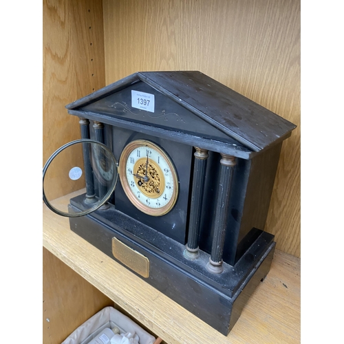 1397 - A HEAVY MARBLE MANTLE CLOCK WITH PLAQUE 'PRESENTED TO ELLIS LLYOD APRIL 1904'