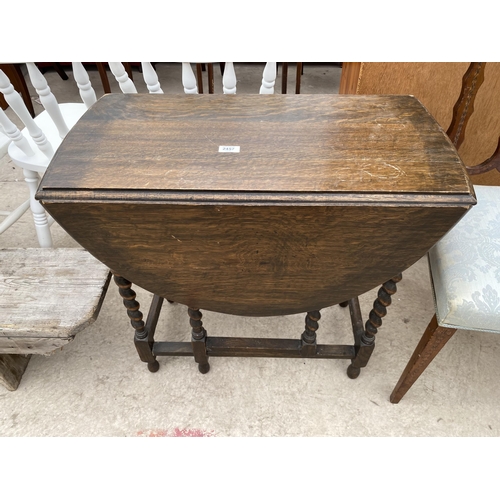 2457 - AN EARLY 20TH CENTURY OVAL OAK GATELEG TABLE ON BARLEYTWIST LEGS, 42X29