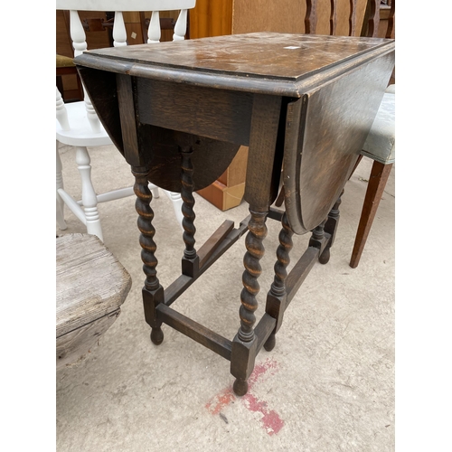 2457 - AN EARLY 20TH CENTURY OVAL OAK GATELEG TABLE ON BARLEYTWIST LEGS, 42X29