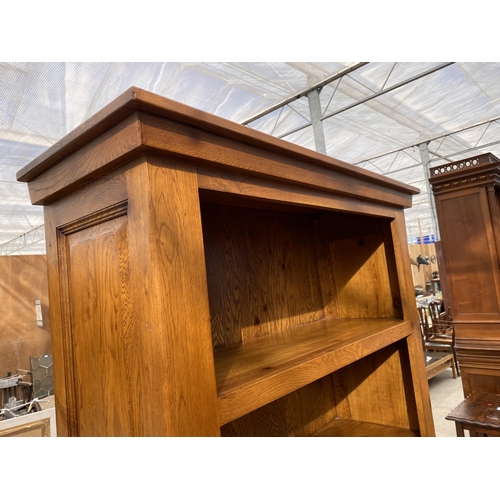 2484 - A MODERN OAK OPEN DISPLAY UNIT WITH THREE TIERS, HAVING TWO PANELLED DOORS TO THE ASE, WITH METALWAR... 