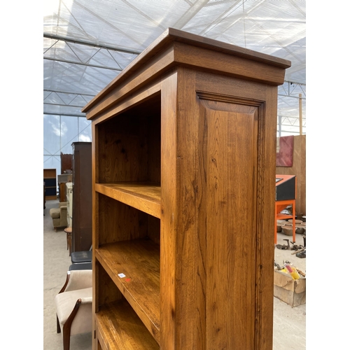 2484 - A MODERN OAK OPEN DISPLAY UNIT WITH THREE TIERS, HAVING TWO PANELLED DOORS TO THE ASE, WITH METALWAR... 