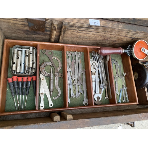 1211 - A VINTAGE WOODEN JOINERS CHEST WITH SECTIONAL STORAGE AND AN ASSORTMENT OF TOOLS TO INCLUDE SPANNERS... 