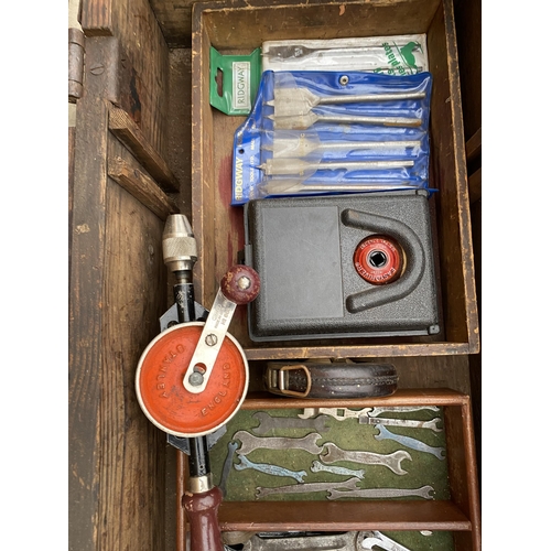 1211 - A VINTAGE WOODEN JOINERS CHEST WITH SECTIONAL STORAGE AND AN ASSORTMENT OF TOOLS TO INCLUDE SPANNERS... 