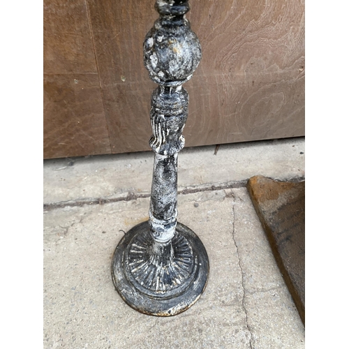 1220 - A SMALL CAST IRON BIRD TABLE WITH BIRD FIGURE (H:53CM)