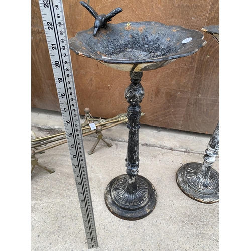 1221 - A SMALL CAST IRON BIRD TABLE WITH BIRD FIGURE (H:53CM)