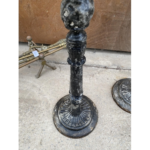 1221 - A SMALL CAST IRON BIRD TABLE WITH BIRD FIGURE (H:53CM)