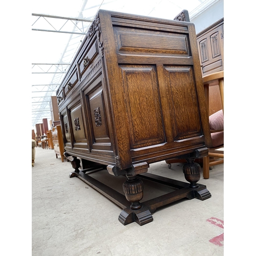 2466 - AN EARLY 20TH CENTURY OAK SIDEBOARD, 60