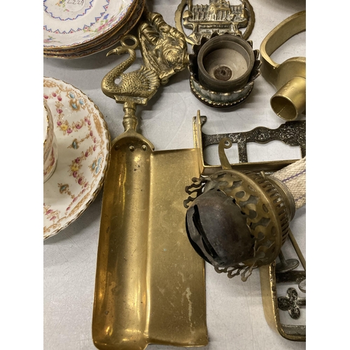 228 - A QUANTITY OF BRASS ITEMS TO INCLUDE WALL CHARGERS, HORSE BRASSES, OIL LAMP, VASE, CRUMB TRAY, ETC