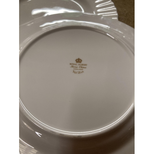 250 - A QUANTITY OF ROYAL ALBERT 'VAL D'OR' TO INCLUDE DINNER PLATES, SIDE PLATES, CREAM JUG AND SUGAR BOW... 