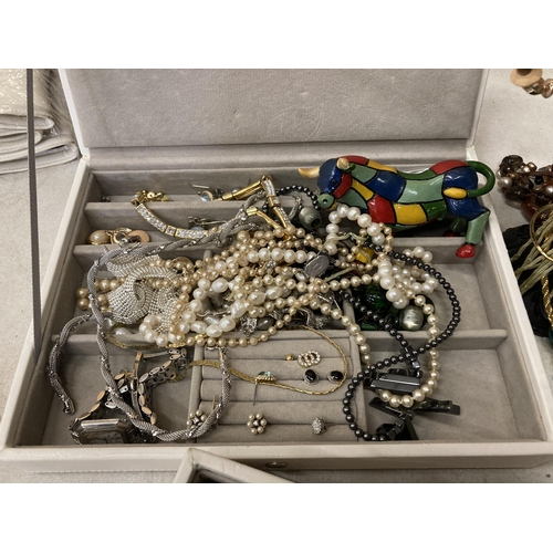 260 - A QUANTITY OF COSTUME JEWELLERY TO INCLUDE EARRINGS, PEARLS, BANGLES, NECKLACES, ETC PLUS A JEWELLER... 