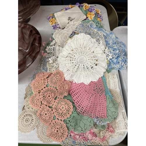 277 - A QUANTITY OF VINTAGE CROCHETED PLACEMATS, COASTERS, DOILIES, ETC